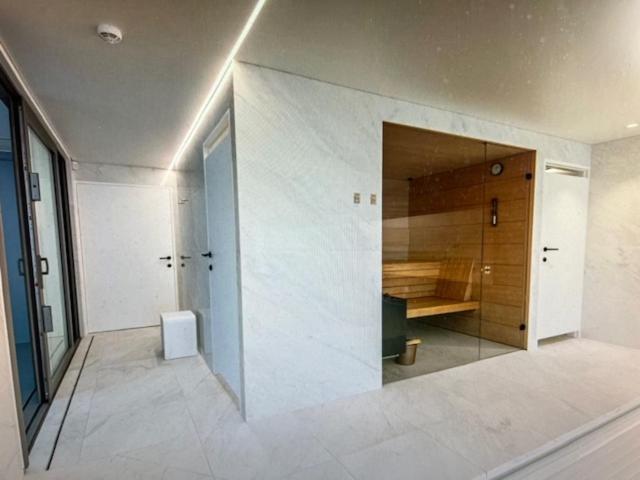 Schravenhoek Met Indoorzwembad En Sauna 弗尔内 外观 照片